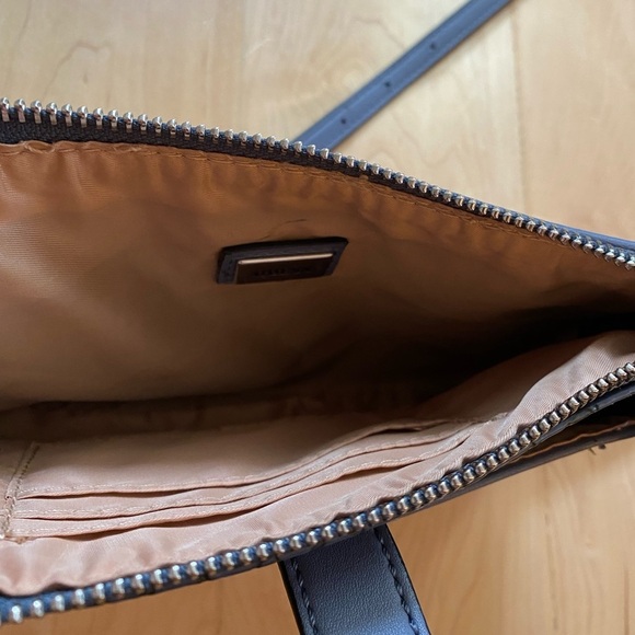 Guess Ladies Jaslynn Crossbody Top Zip - Picture 11 of 11